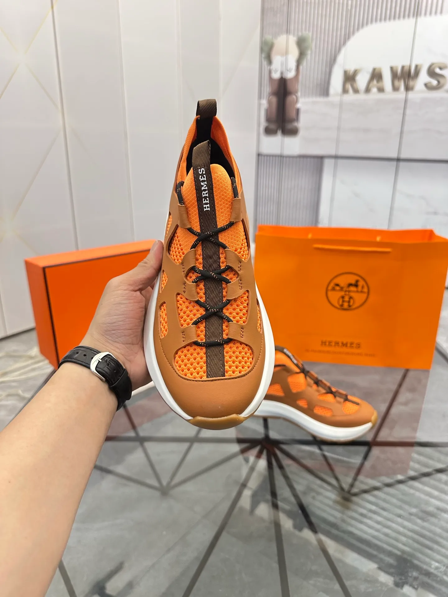 Men's shoes for sale 💰: 💰P660¥ High-end top quality Product trademark: Hermes *"Hermès*" low-top casual shoes Regular size: 38-45 (can be customized to 46) Product materials: upper imported first-layer cowhide stitched with original fabric, original rubber sheet, breathable lining, cowhide foot pads, original outsole. No.: 001